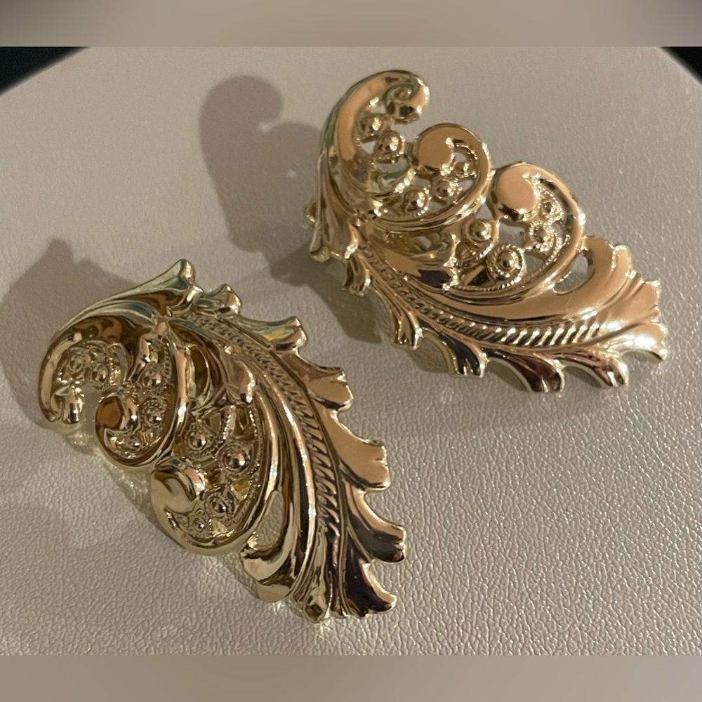 Vintage 1980s Gold Tone Abstract Sculptural Clip On Earrings 1.5”